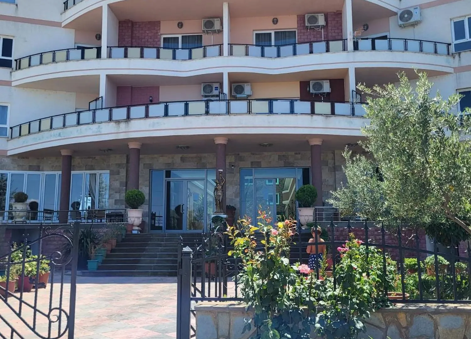 Aron Home Tushemisht Albania